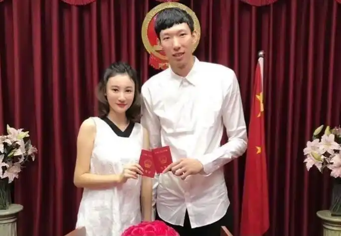 辽宁前锋大婚,老婆美丽动人,网友神评:郭艾伦呢?_腾讯新闻