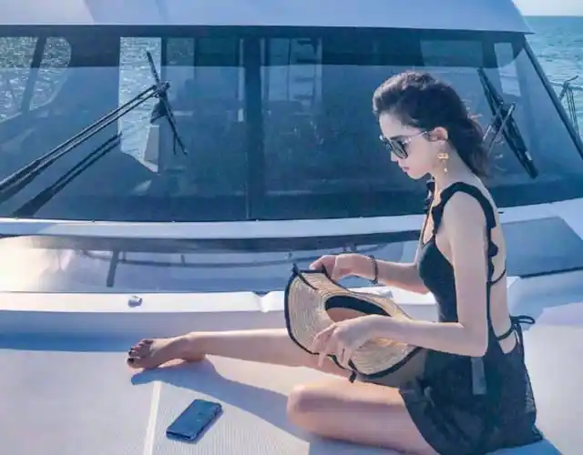 古力娜扎晒出度假美照,黑色泳装出境姿态迷人,笑靥如花让人心动