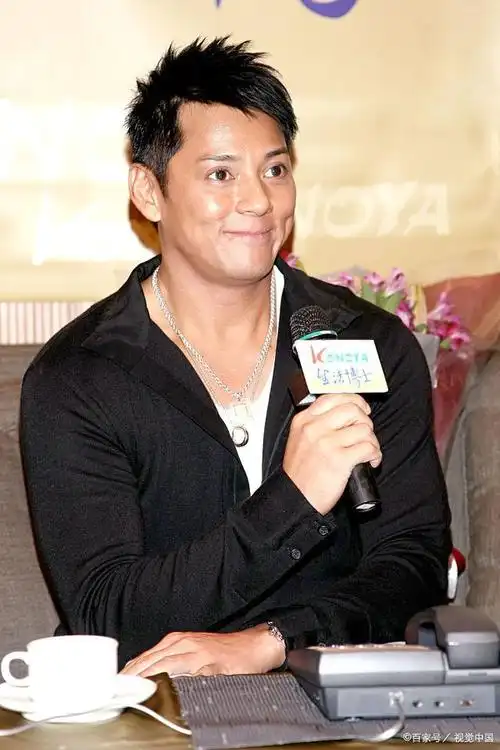 莫少聪回港探母顺便带女儿吃鱼蛋,婚姻不离反合,生活安稳乐逍遥