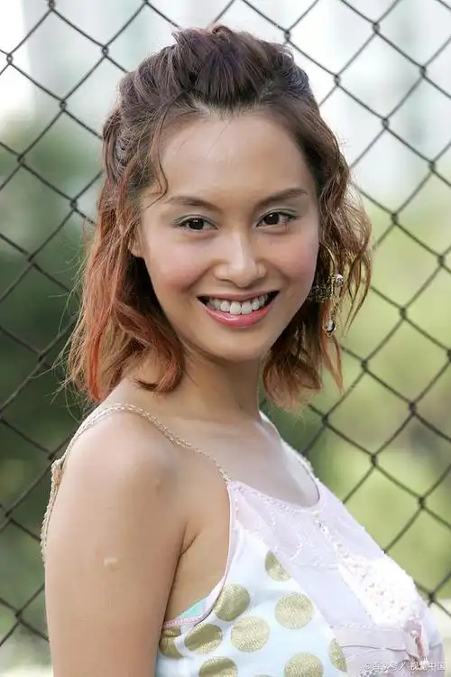 朱茵,1971年10月25日出生于香港,中国香港影视女演员,歌手,毕业于香港