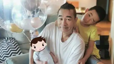 陈小春晒照庆二胎儿子满月 红鸡蛋配酸奶满藏心机