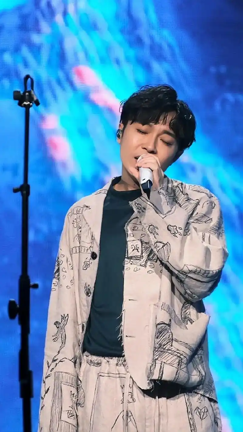 恭喜吴青峰获得最佳男歌手奖!恭喜鱼丁糸获得最佳乐团/组合奖! - 抖音