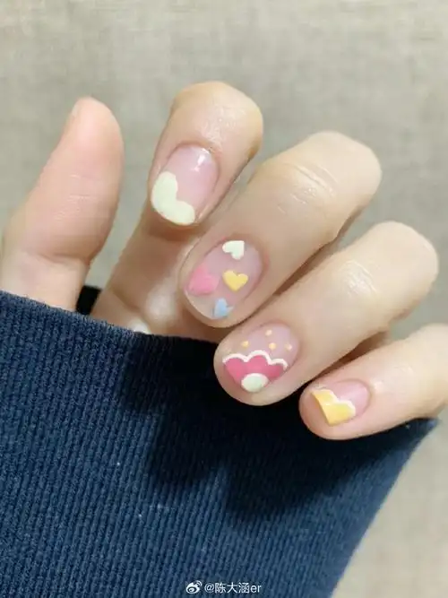 清透小短甲,温温柔柔的呢～  一波清新温柔的春日美甲奉给小仙女们