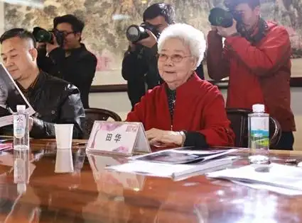 田华拒绝接受捐款疯狂接工作支撑一家4人抗癌