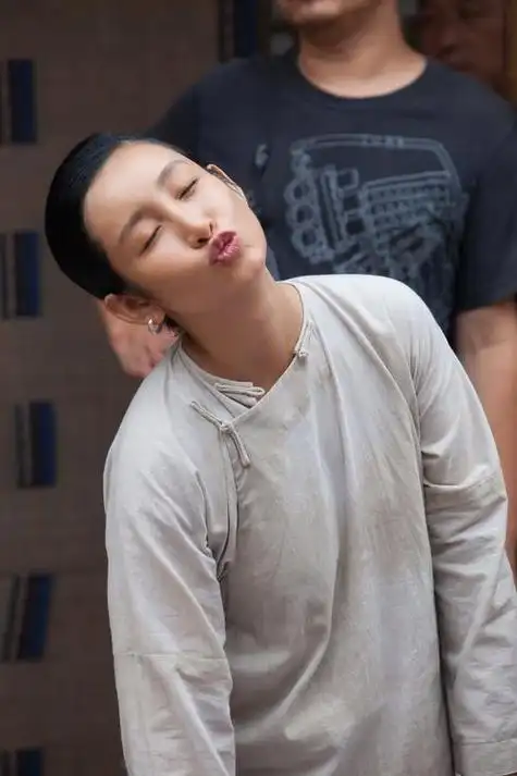 回顾秦海璐给单眼皮上千万保险产下巨婴症儿子险哭瞎双眼