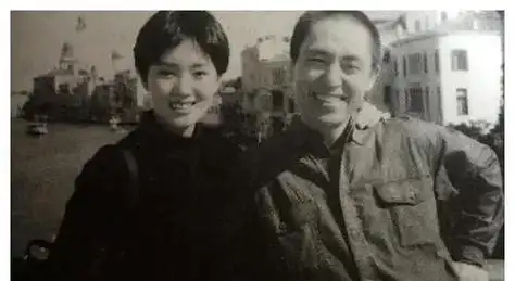 有人问张艺谋:你身家几十亿,为什么残疾弟弟还在家修自行车?