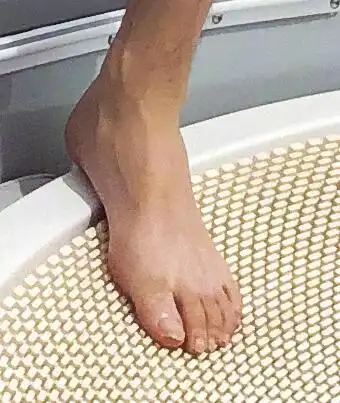 吴亦凡晒自己的新发型,网友却盯着他的脚说恶心!