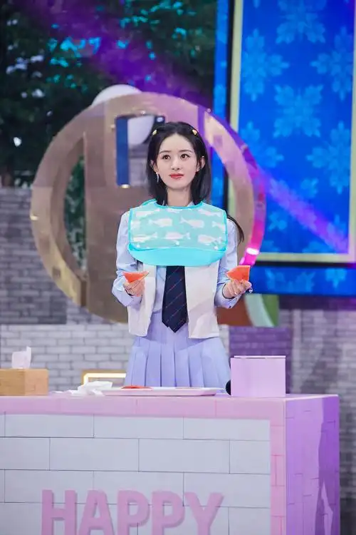 赵丽颖快乐大本营剧照 好灵动的颖宝～已经搬好板凳等漂亮姐姐了