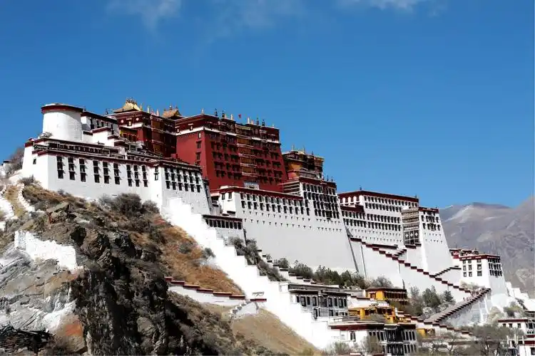 布达拉宫坐落于于中国西藏自治区的首府拉萨市区西北玛布日山上,是