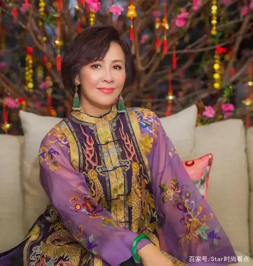 刘嘉玲身穿紫色戴翡翠,贵妇气质难遮挡,脸上这一变化惊呆了