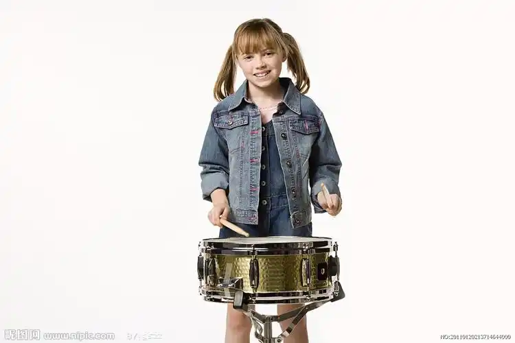 敲鼓的小女孩图片