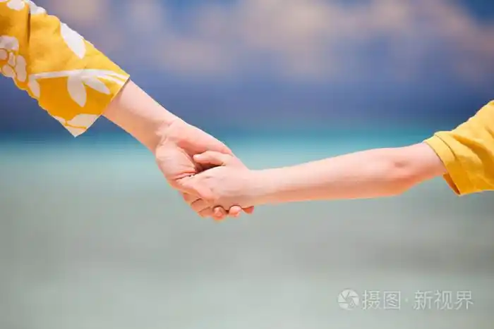 母亲和儿子手牵手