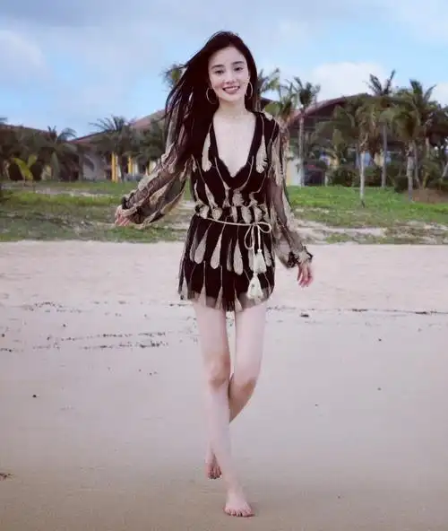 38岁李小璐近照独自海边游玩网友年轻了10岁