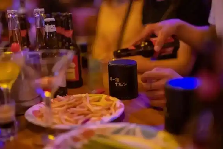 以前很多人喝酒可能是为了应酬,但现在,他们喝酒并不需要这些冠冕堂皇