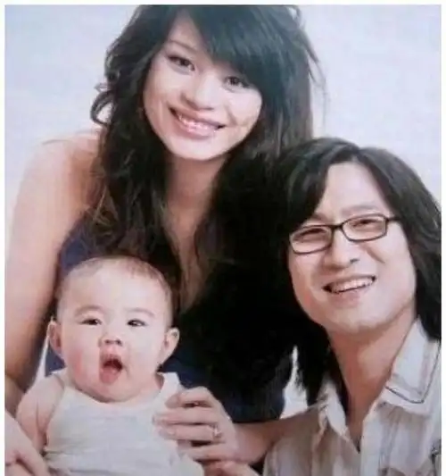 汪峰机场接儿女,网友却大赞章子怡:大气度,没有阻挡孩子见父亲