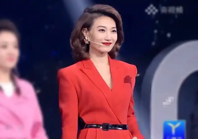 李梓萌的"央视脸"真大气,可咸可甜太百变,扎麻花辫也不土