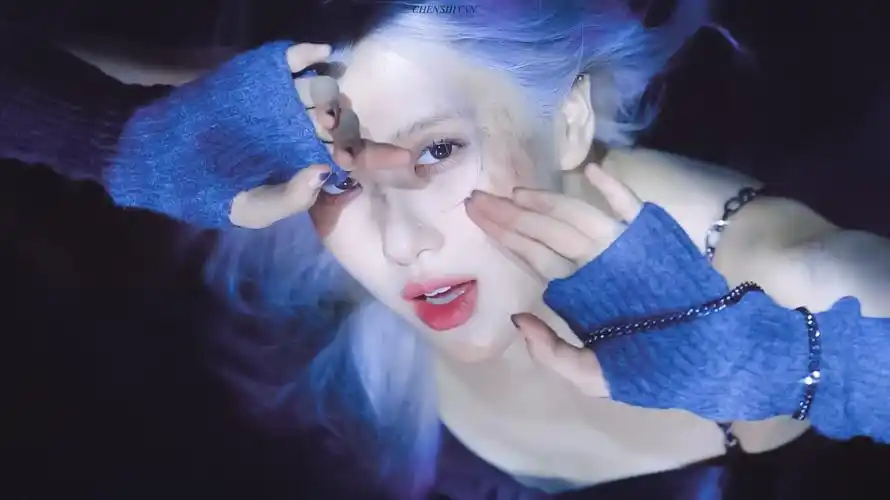 蓝发精灵朴彩英