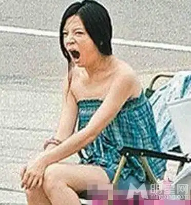 赵薇冯小刚文章 图揭大牌明星哈欠怂样