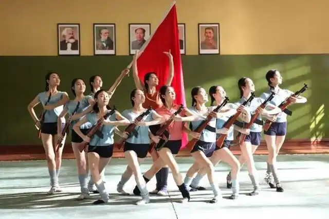 冯小刚让《芳华》女主苗苗脱鞋跳舞,陈道明怒骂脏话