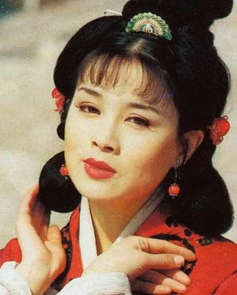 袁立饰演的赵合德的同样令人惊艳,当时的袁立妆容非常精致,衣着很是