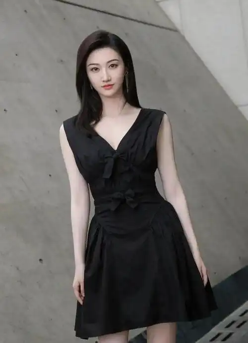 气质优雅颜值身材超级好的女明星大家知道她是谁吗