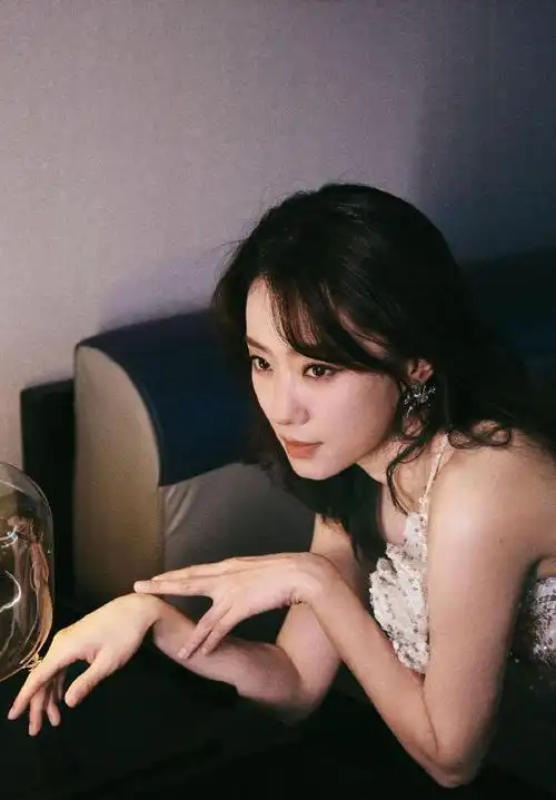 张小斐亮片千金妆