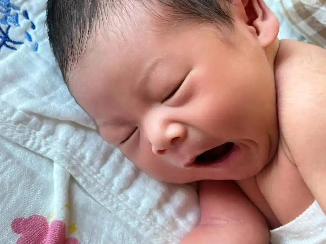 可爱的小乖乖.#刚刚出生的小宝宝 #萌娃睡姿 - 抖音