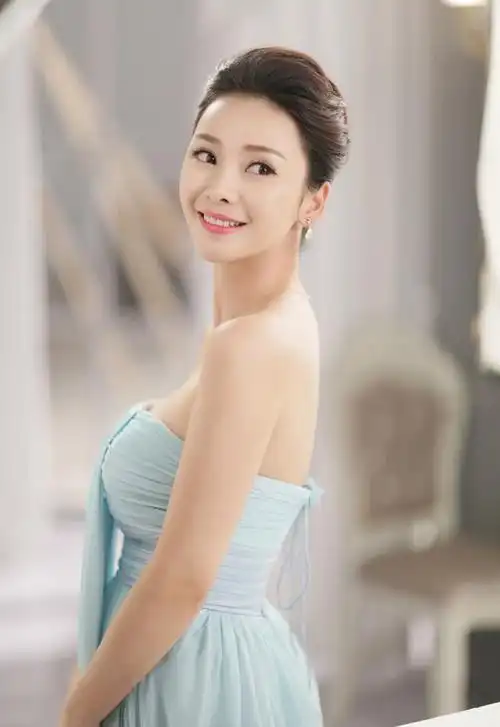 伊能静3d身材真绝了穿液体纱裙秀蜜桃臀50岁也迷人