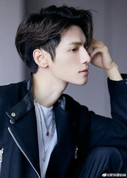 罗云熙晒素颜对镜拍说除夕安康