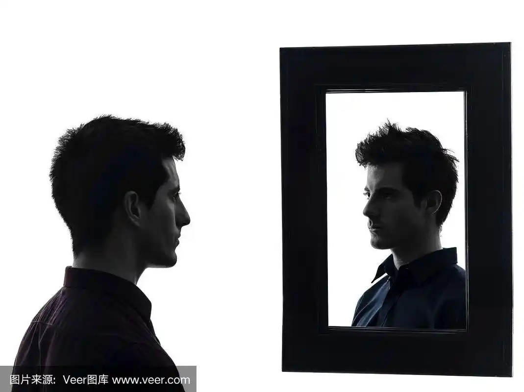 男人盯着镜子里自己的倒影