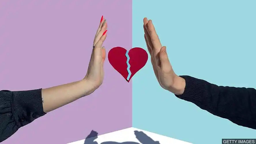 有些人认为一段感情结束后,最好和前任一刀两断;而另一些人则认为这样