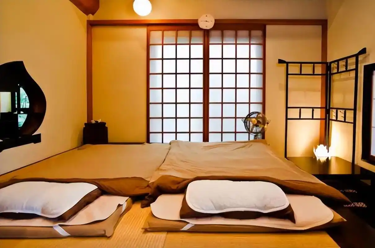 日本人有床不睡,却要睡地板,当地人透露其中的"玄机"