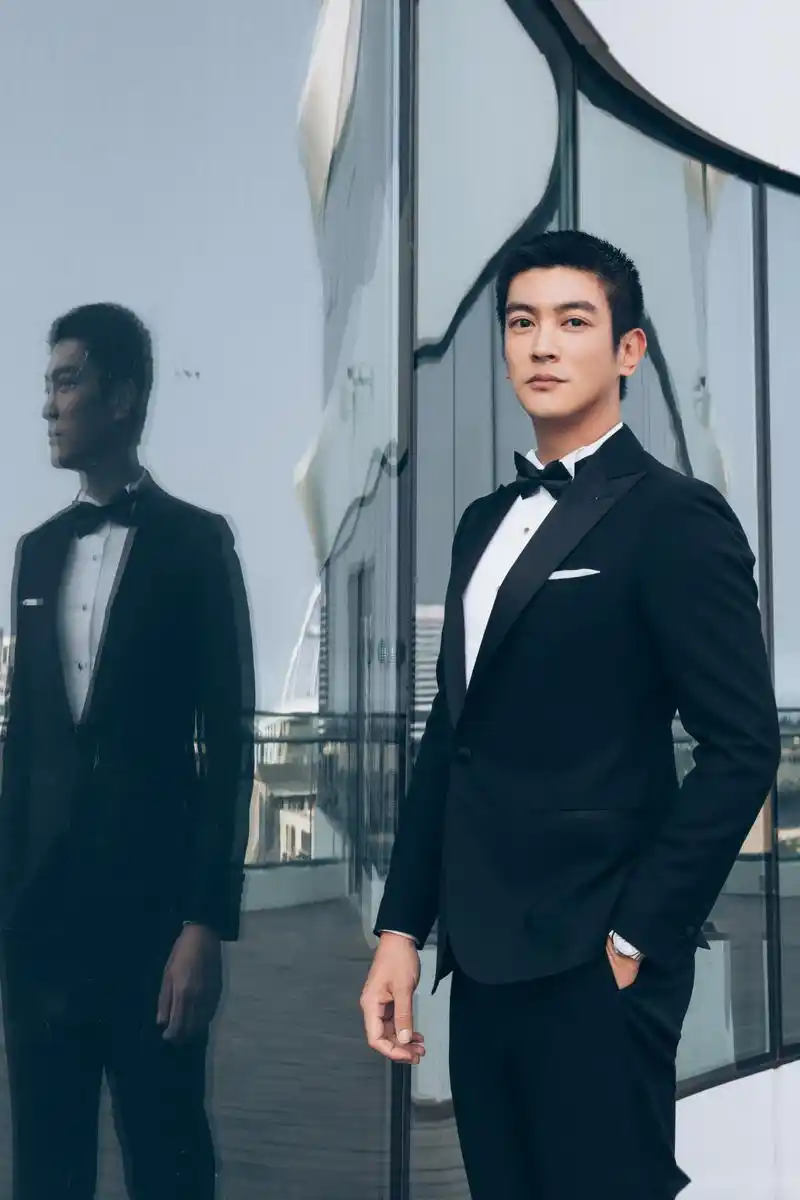 光影璀璨,星光耀动,杜江以一身黑色西装套装出席第28届金鸡百花电影节