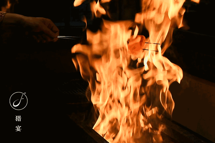 香叶草微烤三文鱼,香叶一把扔到炭火堆里,蹭的一下,火苗就窜了出来.