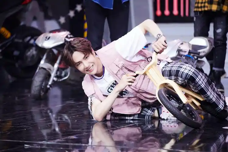 王一博《天天向上》心愿周 用舞蹈和机车绽放青春_综艺要闻_娱乐频道