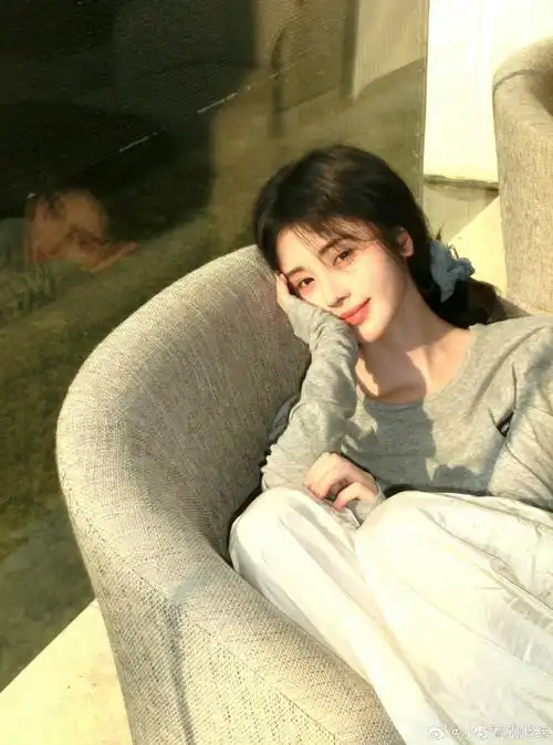 鞠婧祎蓝蝴蝶美甲##鞠婧祎牛仔妆容##头发对一个人颜值的影响