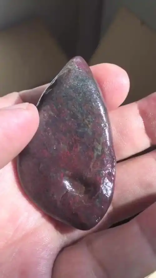 戈壁滩捡的鸡血石,朋友都说我要发财了,这个石头有那么值钱吗