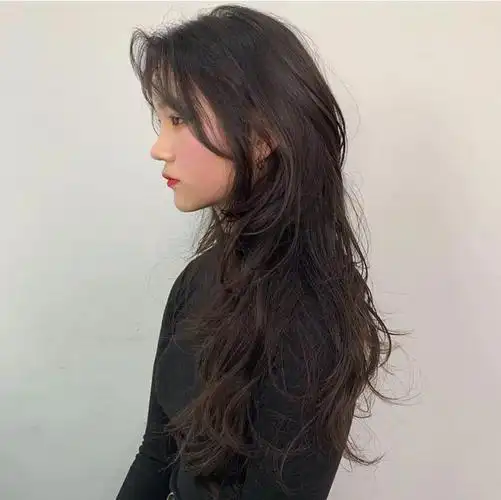 时髦人都剪"有层次感的中长发"_发型