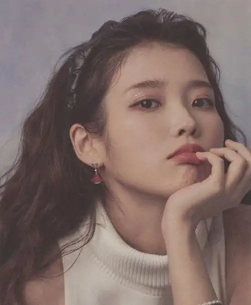 iu李知恩最新画报羊毛卷长发配针织衫牛仔裤皮鞋港风味道十足