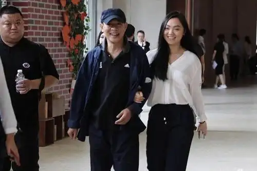 真要进军娱乐圈李连杰携女儿出席马云乡村教师会疑似为女铺路