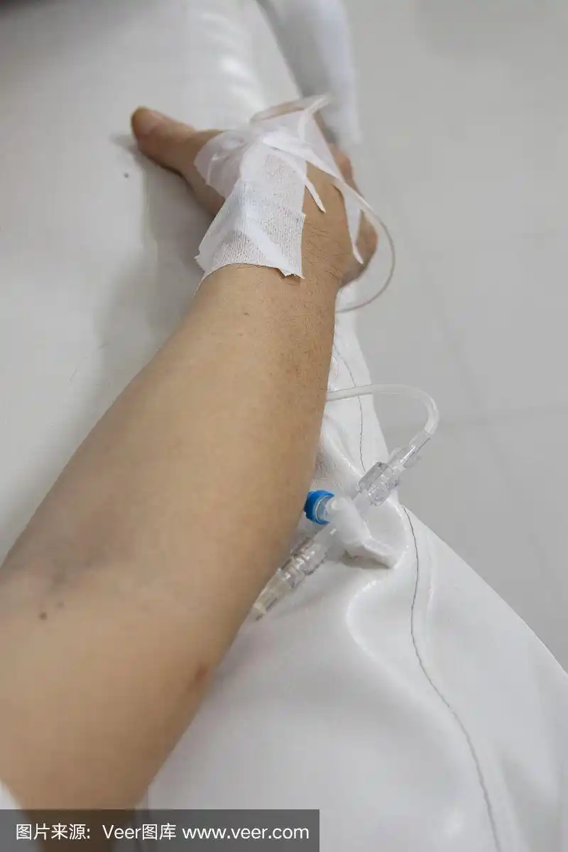 一名男子正在医院病床上打点滴