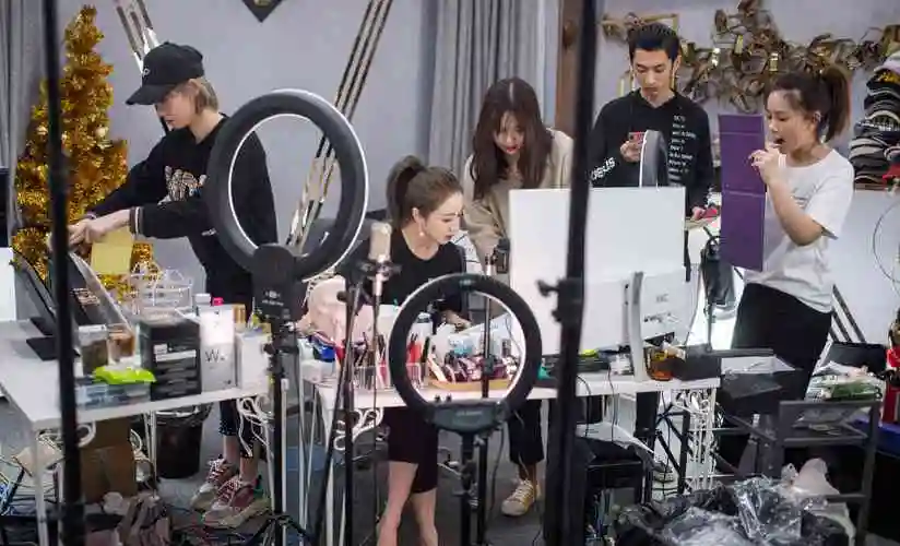 公众印象中的头部网红主播,开着跑车,住着豪宅,资产过亿,俨然过起了