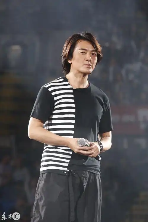 郑伊健都50岁了,怎么还像30岁的小伙子,最近还"喜当爹"!