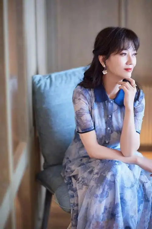 68岁赵雅芝穿蓝裙气质优雅,肌肤紧致状态不输少女