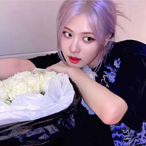 朴彩英头像不同发色都可以驾驭