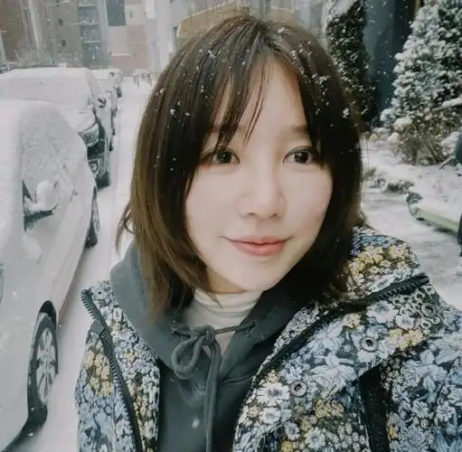 尹恩惠面对飘雪露出少女般笑容,美貌融化冰雪,让人心生暖意