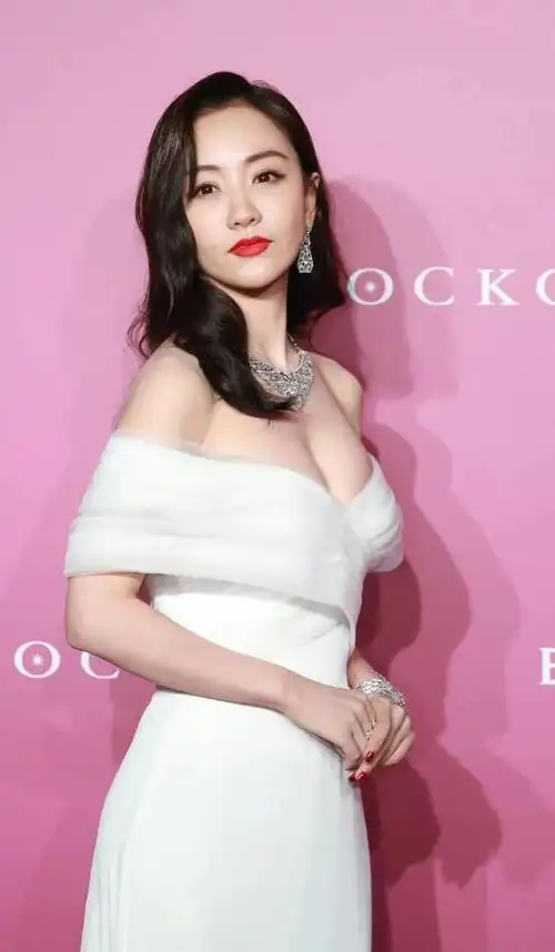 美女杨蓉白色低胸装出镜,没想到她的身材真么好_网易订阅