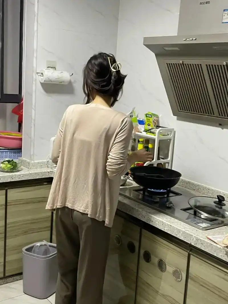 以后你的老婆在家会扎这样的一个低丸子头,给你做好热腾腾的饭菜 - 抖