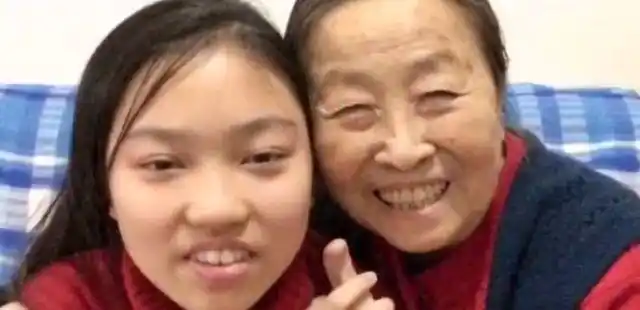 张少华戴着生日帽笑容满面,精神矍铄,与儿子合影时,张少华轻揽着儿子