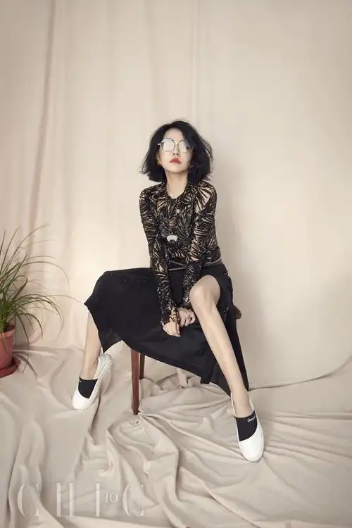 徐熙娣登上《小资》封面,性感美艳